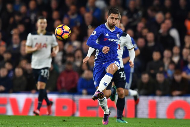 Chelsea's Belgian midfielder Eden Hazard (C) plays the ball during the English Premier League football match between Chelsea and Tottenham Hotspur at Stamford Bridge in London on November 26, 2016. / AFP / Ben STANSALL / RESTRICTED TO EDITORIAL USE. No use with unauthorized audio, video, data, fixture lists, club/league logos or 'live' services. Online in-match use limited to 75 images, no video emulation. No use in betting, games or single club/league/player publications.  /         (Photo credit should read BEN STANSALL/AFP/Getty Images)
