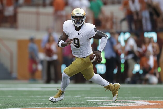 AUSTIN, TX - SEPTEMBER 04:  Malik Zaire #9 of the Notre Dame Fighting Irish runs out of the pocket during the first half against the Texas Longhorns at Darrell K. Royal-Texas Memorial Stadium on September 4, 2016 in Austin, Texas.  (Photo by Ronald Martinez/Getty Images)