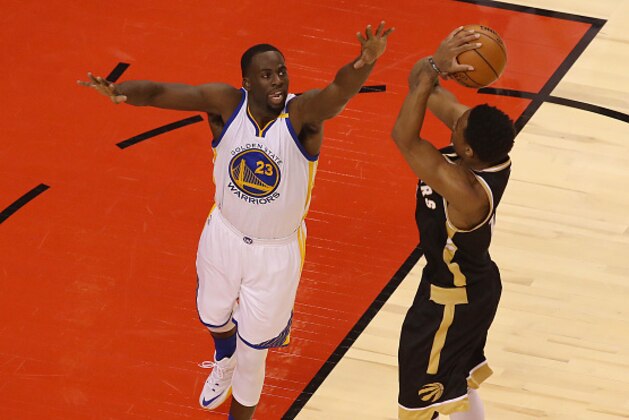TORONTO - NOVEMBER 16:  Draymond Green #23 of the Golden State Warriors guards against DeMar DeRozan #10 of the Toronto Raptors during their game at Air Canada Centre on November 16, 2016 in Toronto, Ontario, Canada. NOTE TO USER: User expressly acknowledges and agrees that, by downloading and/or using this photograph, user is consenting to the terms and conditions of the Getty Images License Agreement. Mandatory Copyright Notice: Copyright 2016 NBAE (Photo by Dave Sandford/NBAE via Getty Images)