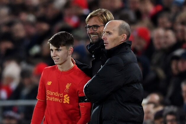 LIVERPOOL, ENGLAND - NOVEMBER 29:  Substitute Ben Woodburn of Liverpool stands alongside Jurgen Klopp manager of Liverpool during the EFL Cup Quarter-Final match between Liverpool and Leeds United at Anfield on November 29, 2016 in Liverpool, England.  (Photo by Laurence Griffiths/Getty Images)