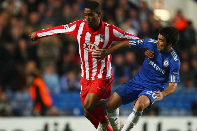 LONDON - OCTOBER 21:  Deco of Chelsea battles with Cleber Santana of Atletico Madrid during the UEFA Champions League Group D match between Chelsea and Atletico Madrid at Stamford Bridge on October 21, 2009 in London, England.  (Photo by Richard Heathcote/Getty Images)