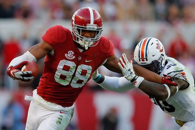 TUSCALOOSA, AL - NOVEMBER 26:  O.J. Howard #88 of the Alabama Crimson Tide attempts to break a tackle by Tre' Williams #30 of the Auburn Tigers at Bryant-Denny Stadium on November 26, 2016 in Tuscaloosa, Alabama.  (Photo by Kevin C. Cox/Getty Images)