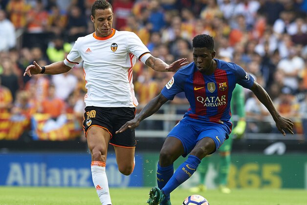 VALENCIA, SPAIN - OCTOBER 22:  Rodrigo Moreno (L) of Barcelona competes for the ball with Samuel Umtiti of Valencia during the La Liga match between Valencia CF and FC Barcelona at Mestalla Stadium on October 22, 2016 in Valencia, Spain.  (Photo by Manuel Queimadelos Alonso/Getty Images)