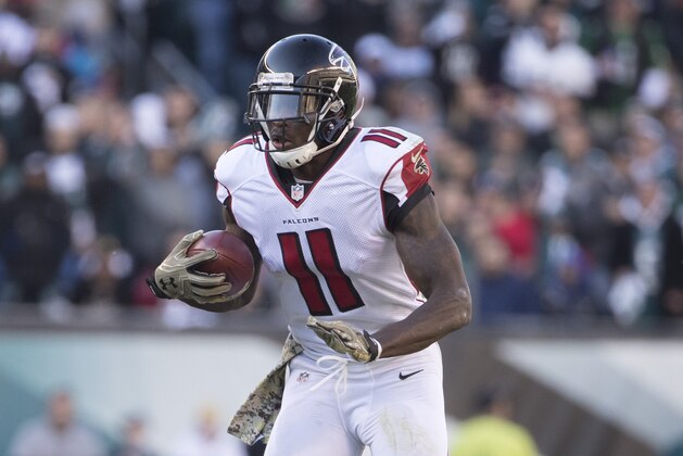 PHILADELPHIA, PA - NOVEMBER 13: Julio Jones #11 of the Atlanta Falcons runs with the ball against the Philadelphia Eagles at Lincoln Financial Field on November 13, 2016 in Philadelphia, Pennsylvania. The Eagles defeated the Falcons 24-15. (Photo by Mitchell Leff/Getty Images)