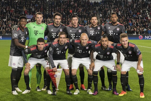 (BL-R) Kingsley Coman of Bayern Munich, goalkeeper Manuel Neuer of Bayern Munich, Mats Hummels of Bayern Munich, Robert Lewandowski of Bayern Munich, Xabi Alonso of Bayern Munich, Jerome Boateng of Bayern Munich (FL-R) Thomas Muller of Bayern Munich, Philipp Lahm of Bayern Munich, Arjen Robben of Bayern Munich, Arturo Vidal of Bayern Munich, Joshua Kimmich of Bayern Munichduring the UEFA Champions League group D match between PSV Eindhoven and Bayern Munich on November 1, 2016 at the Philips stadium in Eindhoven, The Netherlands.(Photo by VI Images via Getty Images)