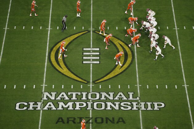 GLENDALE, AZ - JANUARY 11:  Jake Coker #14 of the Alabama Crimson Tide hikes the ball in the first quarter against the Clemson Tigers during the 2016 College Football Playoff National Championship Game at University of Phoenix Stadium on January 11, 2016 in Glendale, Arizona.  (Photo by Christian Petersen/Getty Images)