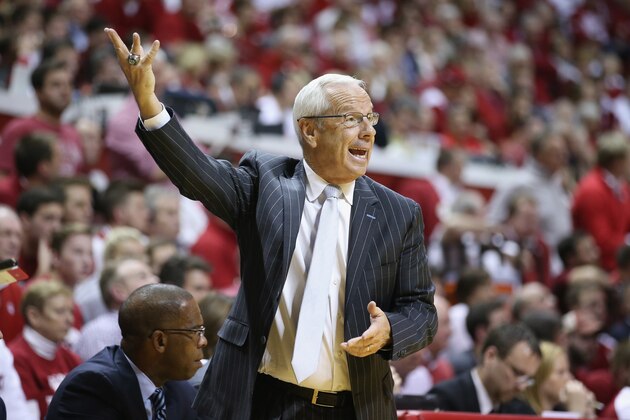 BLOOMINGTON, IN - NOVEMBER 30:  Roy Williams the head coach of the North Carolina Tar Heels gives instructions to his team during the game against the  Indiana Hoosiers at Assembly Hall on November 30, 2016 in Bloomington, Indiana.  (Photo by Andy Lyons/Getty Images)