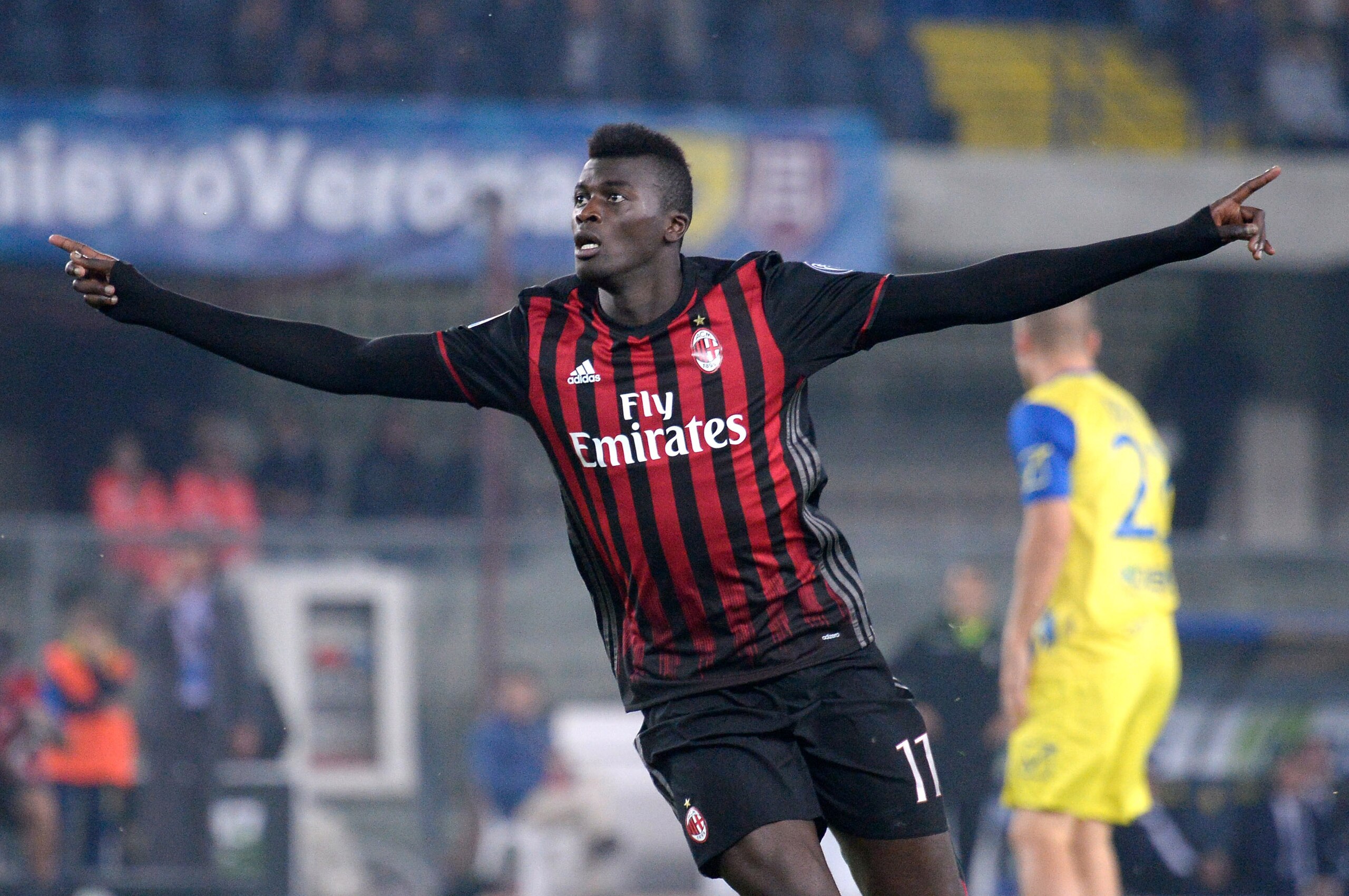 VERONA, ITALY - OCTOBER 16:  M'Baye Niang of AC Milan celebrates after scoring  his team's second goal during the Serie A match between AC Chievo Verona and AC Milan at Stadio Marc'Antonio Bentegodi on October 16, 2016 in Verona, Italy.  (Photo by Dino Panato/Getty Images)