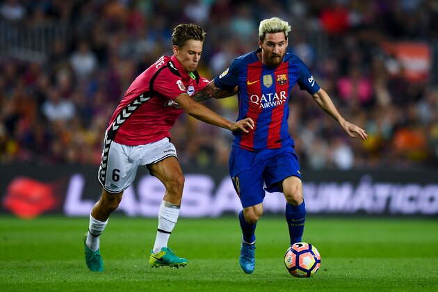 BARCELONA, SPAIN - SEPTEMBER 10:  Lionel Messi of FC Barcelona competes for the ball with Marcos Llorente of Deportivo Alaves during the La Liga match between FC Barcelona and Deportivo Alaves at Camp Nou stadium on September 10, 2016 in Barcelona, Spain.  (Photo by David Ramos/Getty Images)