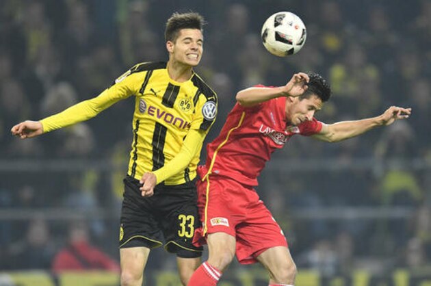 Dortmund's Julian Weigl, left, and Union's Steven Skrzybski challenge for the ball during the German Soccer Cup match between Borussia Dortmund and Union Berlin in Dortmund, Germany, Wednesday, Oct. 26, 2016. (AP Photo/Martin Meissner