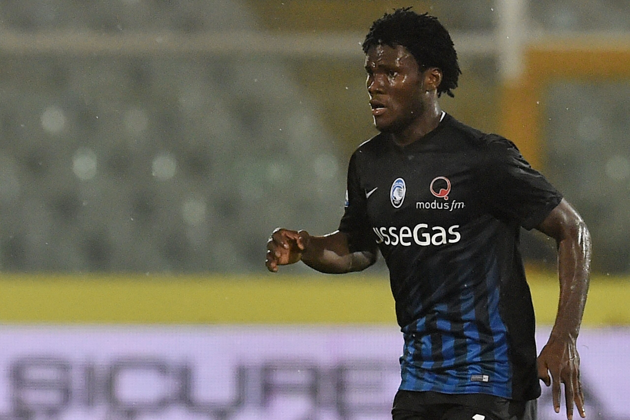 PESCARA, ITALY - OCTOBER 26: Franck Kessie of Atalanta BC in action during the Serie A match between Pescara Calcio and Atalanta BC at Adriatico Stadium on October 26, 2016 in Pescara, Italy.  (Photo by Giuseppe Bellini/Getty Images)