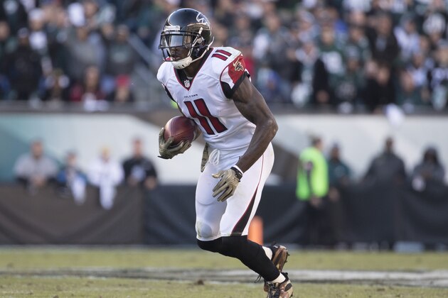PHILADELPHIA, PA - NOVEMBER 13: Julio Jones #11 of the Atlanta Falcons runs with the ball against the Philadelphia Eagles at Lincoln Financial Field on November 13, 2016 in Philadelphia, Pennsylvania. The Eagles defeated the Falcons 24-15. (Photo by Mitchell Leff/Getty Images)