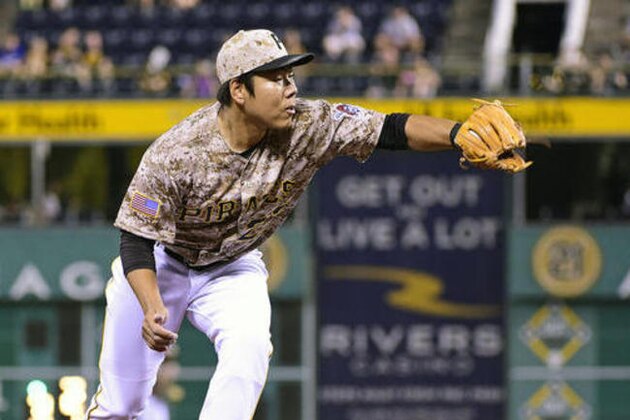 Pittsburgh Pirates' Jung Ho Kang fields a ball hit by Cincinnati Reds' Jose Peraza during the fourth inning of a baseball game in Pittsburgh, Thursday, Sept. 8, 2016. Kang threw Peraza out at first on the play (AP Photo/Fred Vuich)