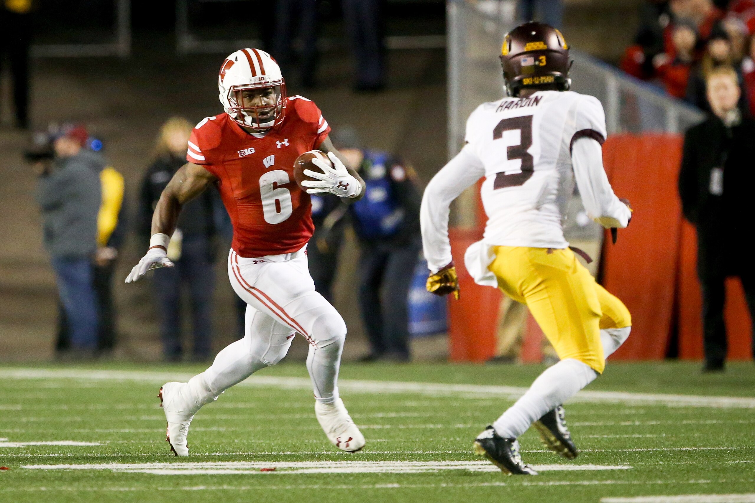 MADISON, WI - NOVEMBER 26:  Corey Clement #6 of the Wisconsin Badgers runs with the ball against KiAnte Hardin #3 of the Minnesota Golden Gophers in the fourth quarter at Camp Randall Stadium on November 26, 2016 in Madison, Wisconsin. (Photo by Dylan Buell/Getty Images)