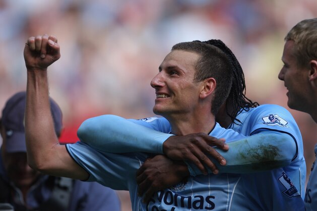 MANCHESTER, UNITED KINGDOM - SEPTEMBER 29:  Scorer of Manchester City's third goal, Elano, celebrates during the Barclays Premier League match between Manchester City and Newcastle United at the City of Manchester Stadium on September 29, 2007 in Manchester, England  (Photo by Gary Prior/Getty Images)