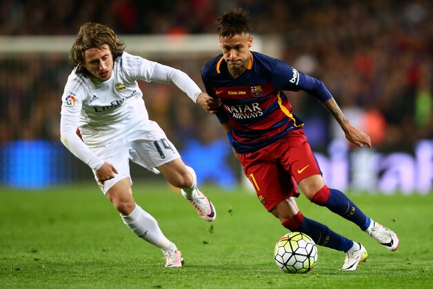 BARCELONA, SPAIN - APRIL 02:  Neymar of FC Barcelona battles for the ball with Luka Modric of Real Madrid CF during the La Liga match between FC Barcelona and Real Madrid CF at Camp Nou on April 2, 2016 in Barcelona, Spain.  (Photo by Paul Gilham/Getty Images)