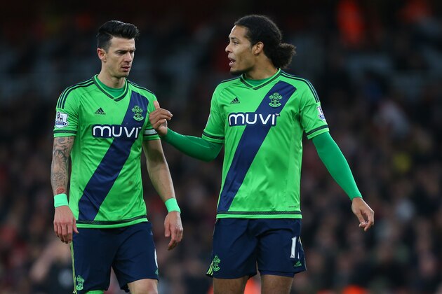 LONDON, ENGLAND - FEBRUARY 02 :  Virgil van Dijk of Southampton talks to Jose Fonte of Southampton during the Barclays Premier League match between Arsenal and Southampton at the Emirates Stadium on February 2, 2016 in London, England.  (Photo by Catherine Ivill - AMA/Getty Images)