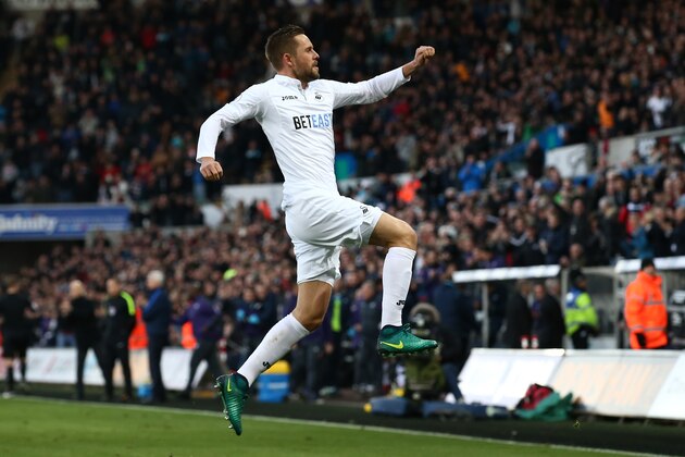SWANSEA, WALES - NOVEMBER 26:  Gylfi Sigurdsson of Swansea City celebrates scoring his team's first goal during the Premier League match between Swansea City and Crystal Palace at Liberty Stadium on November 26, 2016 in Swansea, Wales.  (Photo by Jan Kruger/Getty Images)