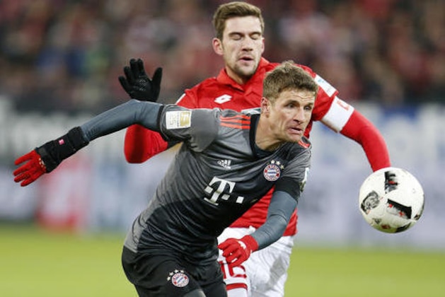 Bayern's Thomas Mueller, front, and Mainz's Stefan Bell challenge for the ball during a German first division Bundesliga soccer match between FSV Mainz 05 and Bayern Munich in Mainz, Germany, Friday, Dec. 2, 2016.(AP Photo/Michael Probst)