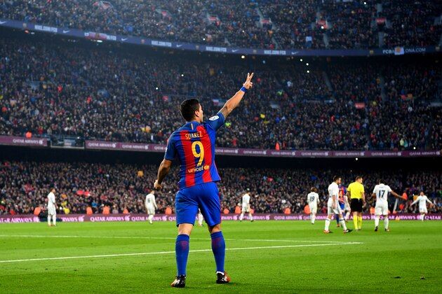 BARCELONA, SPAIN - DECEMBER 03:  Luis Suarez of Barcelona celebrates scoring the opening goal during the La Liga  match between FC Barcelona and Real Madrid CF at Camp Nou on December 3, 2016 in Barcelona, Spain.  (Photo by David Ramos/Getty Images)