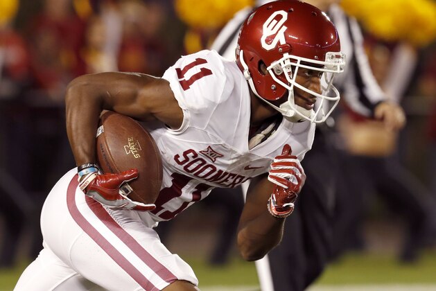 AMES, IA – NOVEMBER 3: Wide receiver Dede Westbrook #11 of the Oklahoma Sooners rushes for yards in the first half of play against the Iowa State Cyclones at Jack Trice Stadium on November 3, 2016 in Ames, Iowa. The Oklahoma Sooners won 34-24 over the Iowa State Cyclones. (Photo by David K Purdy/Getty Images)