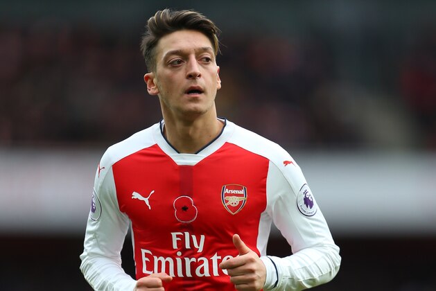 LONDON, ENGLAND - NOVEMBER 06: Mesut Ozil of Arsenal during the Premier League match between Arsenal and Tottenham Hotspur at Emirates Stadium on November 6, 2016 in London, England. (Photo by Catherine Ivill - AMA/Getty Images)