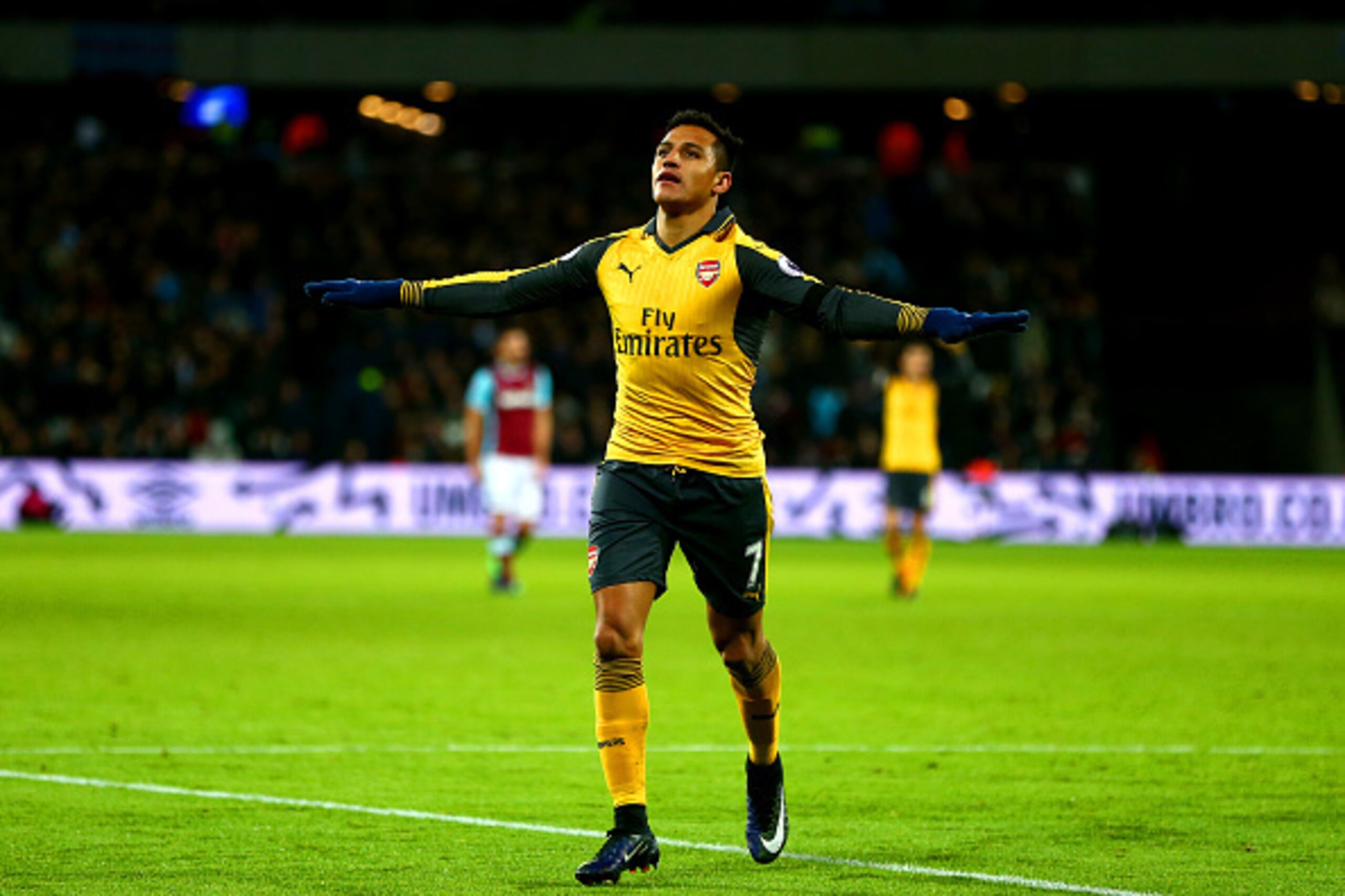 LONDON, ENGLAND - DECEMBER 03:  Alexis Sanchez of Arsenal celebrates after scoring his team's third goal during the Premier League match between West Ham United and Arsenal at London Stadium on December 3, 2016 in London, England.  (Photo by Jordan Mansfield/Getty Images)
