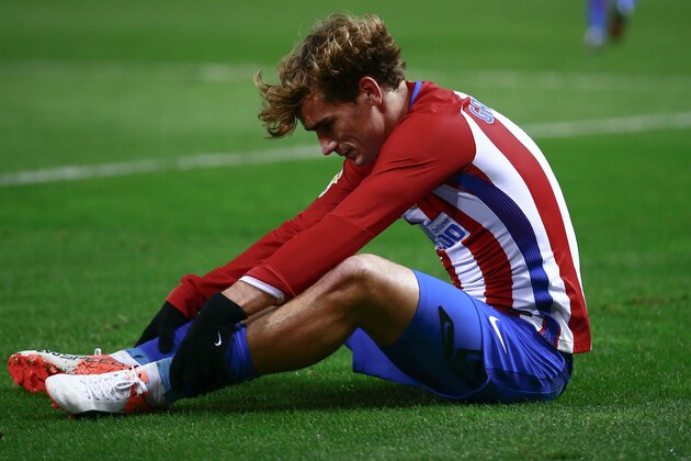 MADRID, SPAIN - DECEMBER 03: Antoine Griezmann of Atletico de Madrid reacts as he fail to score during the La Liga match between Club Atletico de Madrid and RCD Espanyol at Vicente Calderon stadium on December 3, 2016 in Madrid, Spain. (Photo by Gonzalo Arroyo Moreno/Getty Images)