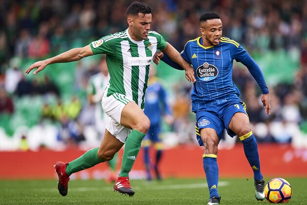 SEVILLE, SPAIN - DECEMBER 04:  Bruno Gonzalez of Real Betis Balompie (L) competes for the ball with Theo Bongonda of RC Celta de Vigo (R) during La Liga match between Real Betis Balompie an RC Celta de Vigo at Benito Villamarin Stadium on December 4, 2016 in Seville, Spain.  (Photo by Aitor Alcalde Colomer/Getty Images)