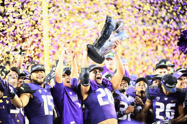 SANTA CLARA, CA - DECEMBER 02:  The Washington Huskies celebrate after beating the Colorado Buffaloes in the Pac-12 Championship game at Levi's Stadium on December 2, 2016 in Santa Clara, California.  (Photo by Robert Reiners/Getty Images)