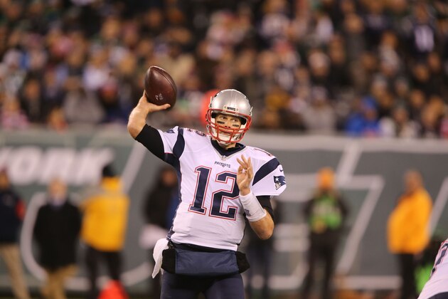 EAST RUTHERFORD, NJ - NOVEMBER 27:  Quarterback Tom Brady #12 of the New England Patriots passes the ball against the New York Jets on November 27, 2016 at MetLife Stadium in East Rutherford, New Jersey. The Patriots defeated the Jets 22-17. (Photo by Al Pereira/Getty Images)