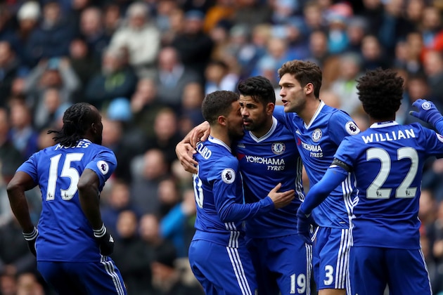 MANCHESTER, ENGLAND - DECEMBER 03:  Diego Costa (C) of Chelsea celebrates scoring his team's first goal with his team mates during the Premier League match between Manchester City and Chelsea at Etihad Stadium on December 3, 2016 in Manchester, England.  (Photo by Clive Brunskill/Getty Images)