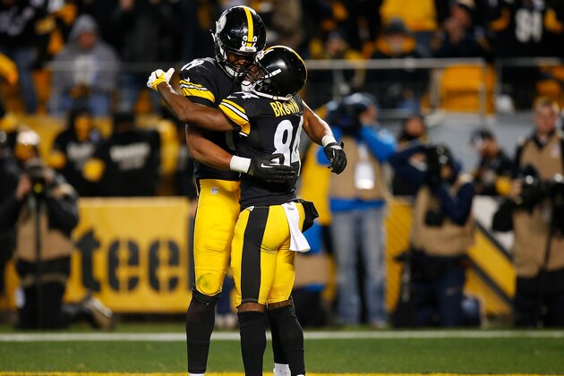 PITTSBURGH, PA - DECEMBER 04:  Ladarius Green #89 of the Pittsburgh Steelers celebrates his 20 yard touchdown reception with Antonio Brown #84 in the third quarter during the game against the New York Giants at Heinz Field on December 4, 2016 in Pittsburgh, Pennsylvania. (Photo by Justin K. Aller/Getty Images)
