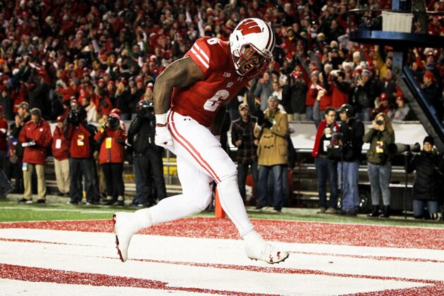 MADISON, WI - NOVEMBER 26:  Corey Clement #6 of the Wisconsin Badgers celebrates after scoring a touchdown in the fourth quarter against the Minnesota Golden Gophers at Camp Randall Stadium on November 26, 2016 in Madison, Wisconsin. (Photo by Dylan Buell/Getty Images)