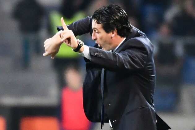 Paris Saint-Germain's Spanish headcoach Unai Emery gestures during the French L1 football match between MHSC Montpellier and Paris SG, on December 3, 2016 at La Mosson Stadium in Montpellier, southern France. / AFP / PASCAL GUYOT        (Photo credit should read PASCAL GUYOT/AFP/Getty Images)