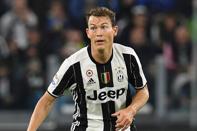 TURIN, ITALY - OCTOBER 15:  Stephan Lichtsteiner of Juventus FC in action during the Serie A match between Juventus FC and Udinese Calcio at Juventus Stadium on October 15, 2016 in Turin, Italy.  (Photo by Valerio Pennicino/Getty Images)