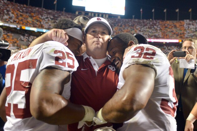 KNOXVILLE, TN - SEPTEMBER 12: Head coach Bob Stoops of the Oklahoma Sooners hugs running backs Samaje Perine #32 and Joe Mixon #25 after an overtime victory against the Tennessee Volunteers at Neyland Stadium on September 12, 2015 in Knoxville, Tennessee. (Photo by Jackson Laizure/Getty Images)