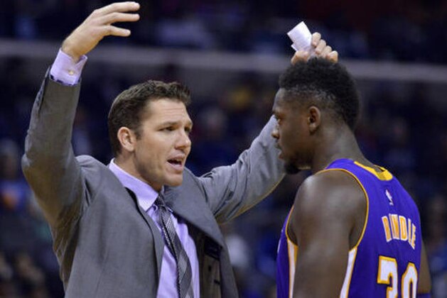 Los Angeles Lakers head coach Luke Walton, left, talks with forward Julius Randle (30) in the first half of an NBA basketball game against the Memphis Grizzlies, Saturday, Dec. 3, 2016, in Memphis, Tenn. (AP Photo/Brandon Dill)