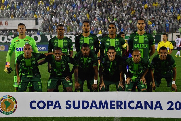 Brazil's Chapecoense team pose for pictures during their 2016 Copa Sudamericana quarterfinals second leg football match against Colombia's Junior held at Arena Conda stadium, in Chapeco, Brazil, on October 26, 2016. / AFP / NELSON ALMEIDA        (Photo credit should read NELSON ALMEIDA/AFP/Getty Images)