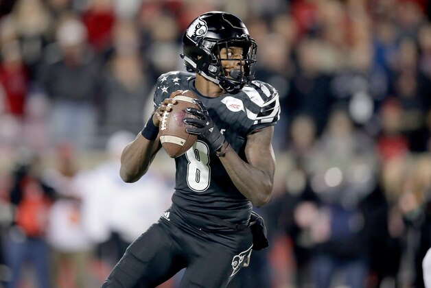 LOUISVILLE, KY - NOVEMBER 12:  Lamar Jackson #8 of the Louisville Cardinals looks to throw a pass during the game against the Wake Forest Deamon Deacons at Papa John's Cardinal Stadium on November 12, 2016 in Louisville, Kentucky.  (Photo by Andy Lyons/Getty Images)