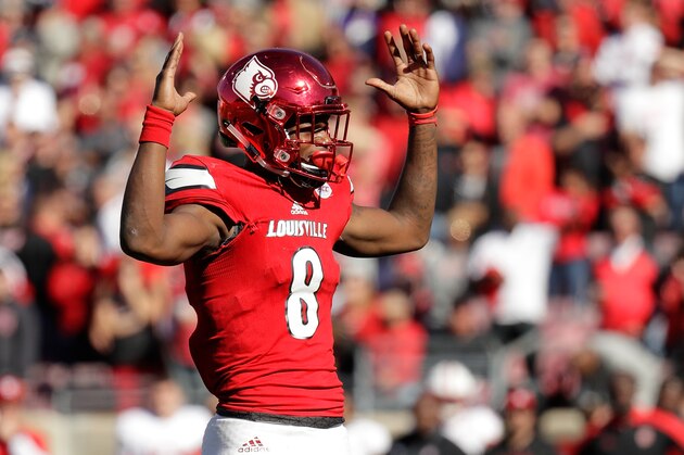 LOUISVILLE, KY - OCTOBER 22:  Lamar Jackson #8 of the Louisville Cardinals signals a touchdown during the game against the North Carolina State Wolfpack at Papa John's Cardinal Stadium on October 22, 2016 in Louisville, Kentucky.  (Photo by Andy Lyons/Getty Images)