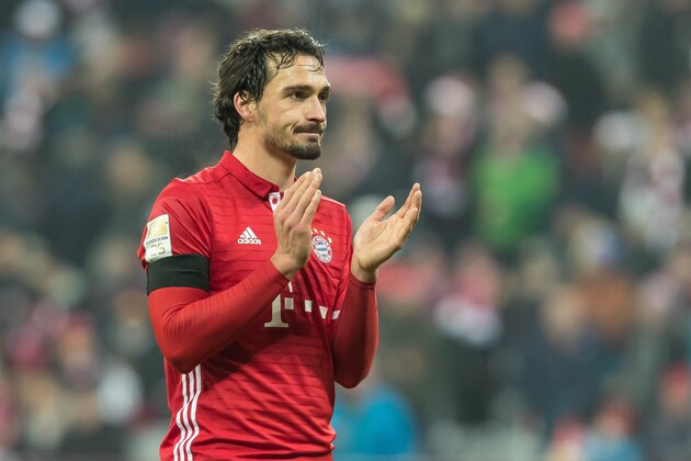 MUNICH, GERMANY - NOVEMBER 26: Mats Hummels of Bayern Muenchen gestures  during the Bundesliga match between FC Bayern Muenchen and Bayer 04 Leverkusen at Allianz Arena on November 26 , 2016 in Munich, Germany. (Photo by TF-Images/Getty Images)