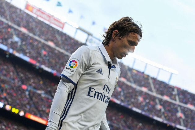 BARCELONA, SPAIN - DECEMBER 03:  Luka Modric of Real Madrid CF looks on during the La Liga match between FC Barcelona and Real Madrid CF at Camp Nou stadium on December 3, 2016 in Barcelona, Spain.  (Photo by David Ramos/Getty Images)