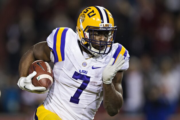 FAYETTEVILLE, AR - NOVEMBER 12:  Leonard Fournette #7 of the LSU Tigers runs the ball during a game against the Arkansas Razorbacks at Razorback Stadium on November 12, 2016 in Fayetteville, Arkansas.  The Tigers defeated the Razorbacks 38-10.  (Photo by Wesley Hitt/Getty Images)