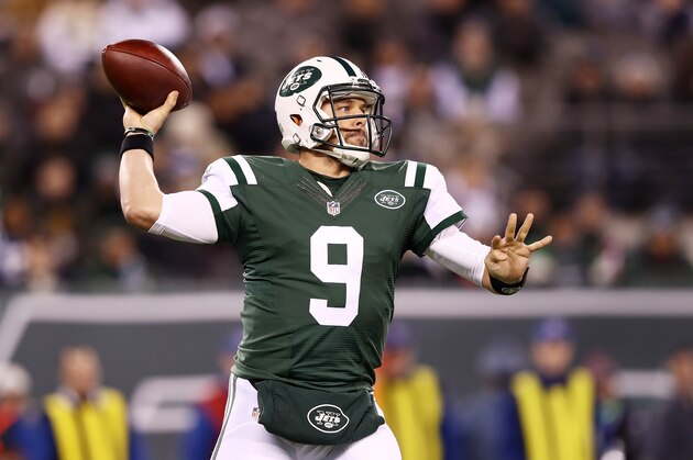 EAST RUTHERFORD, NJ - DECEMBER 05:  Bryce Petty #9 of the New York Jets looks to pass in the second half against the Indianapolis Colts during their game at MetLife Stadium on December 5, 2016 in East Rutherford, New Jersey.  (Photo by Elsa/Getty Images)