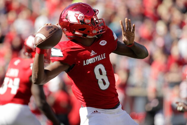 LOUISVILLE, KY - OCTOBER 22:  Lamar Jackson #8 of the Louisville Cardinals throws a  pass during the game against the North Carolina State Wolfpack at Papa John's Cardinal Stadium on October 22, 2016 in Louisville, Kentucky.  (Photo by Andy Lyons/Getty Images)