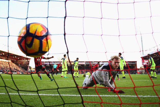 BOURNEMOUTH, ENGLAND - DECEMBER 04:  Loris Karius of Liverpool looks dejected as Steve Cook of AFC Bournemouthscores their third goal during the Premier League match between AFC Bournemouth and Liverpool at Vitality Stadium on December 4, 2016 in Bournemouth, England.  (Photo by Michael Steele/Getty Images)