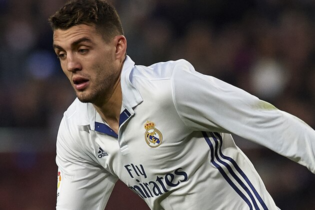 BARCELONA, SPAIN - DECEMBER 03:  Mateo Kovacic of Real Madrid runs with the ball during the La Liga match between FC Barcelona and Real Madrid CF at Camp Nou stadium on December 03, 2016 in Barcelona, Spain.  (Photo by Manuel Queimadelos Alonso/Getty Images)