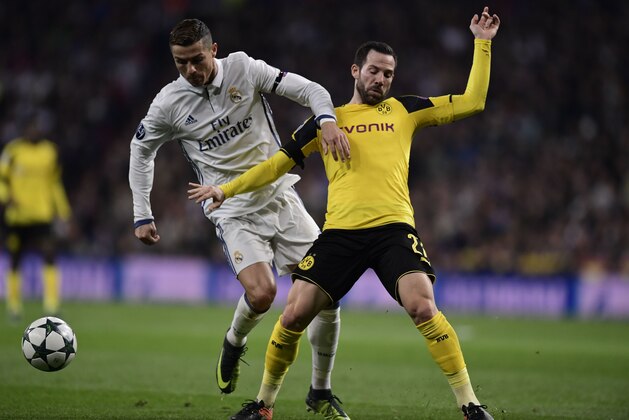 Real Madrid's Portuguese forward Cristiano Ronaldo (L) vies with Dortmund's midfielder Gonzalo Castro during the UEFA Champions League football match Real Madrid CF vs Borussia Dortmund at the Santiago Bernabeu stadium in Madrid on December 7, 2016. / AFP / JAVIER SORIANO        (Photo credit should read JAVIER SORIANO/AFP/Getty Images)