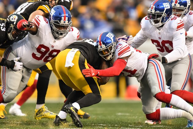PITTSBURGH, PA - DECEMBER 04:  Damon Harrison #98 and Landon Collins #21, both of the New York Giants, make a tackle against the Pittsburgh Steelers on December 4, 2016 in Pittsburgh, Pennsylvania. (Photo by Jamie Sabau/Getty Images)